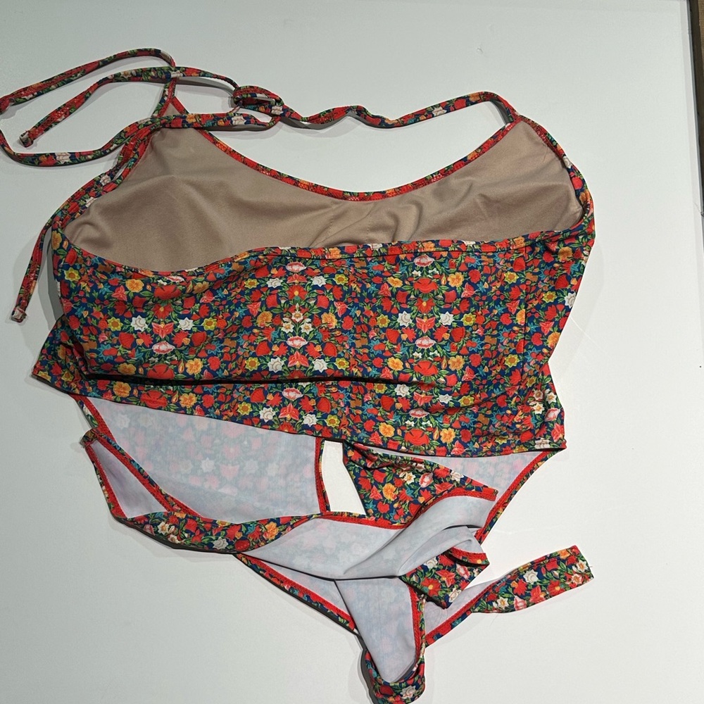 Kortni Jeane Tied Up top Dainty Floral. Size Large. EUC.